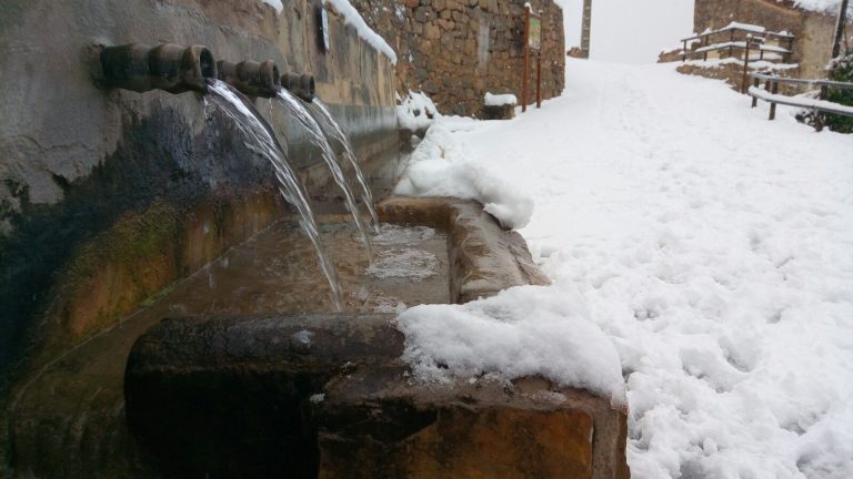 Imagen invernal de Fuentes. Fuente del Lugar