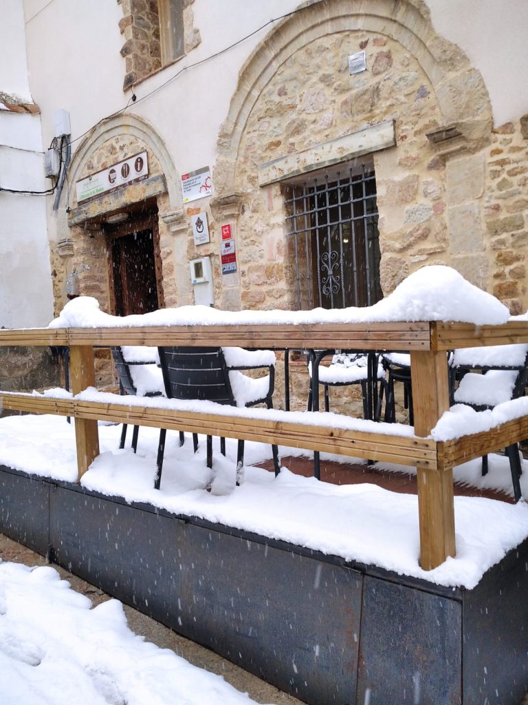 Imagen invernal de Fuentes. Bar-restaurante El Rincón de la Abadía, frente a la casa