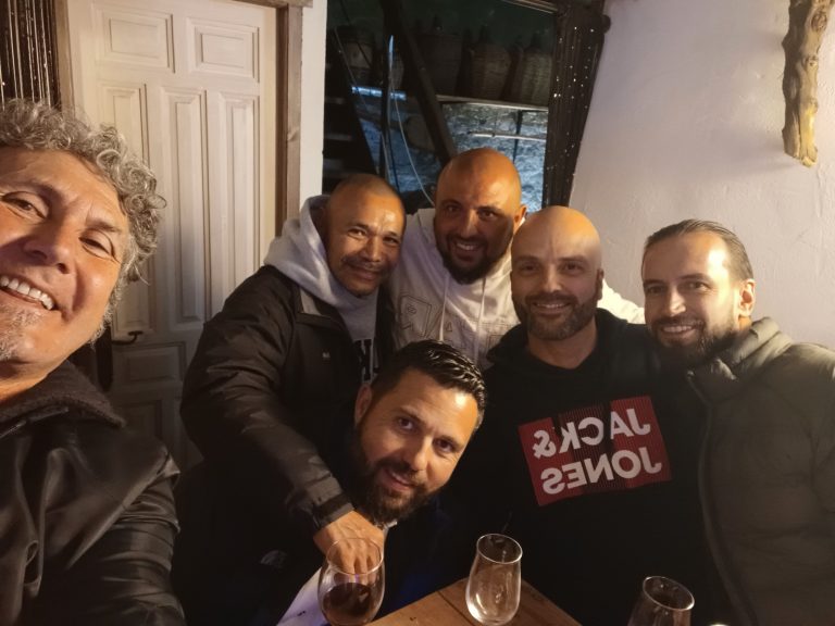 Disfrutando en torno al vino y la amistad