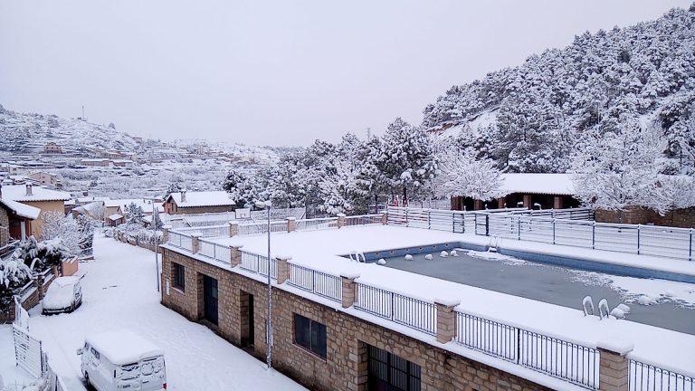 Imagen invernal de Fuentes. Piscina
