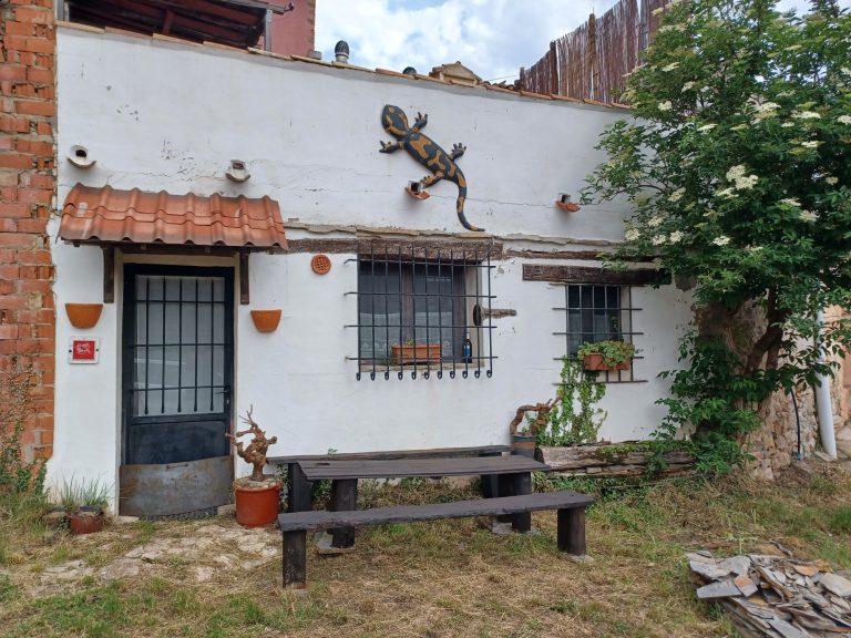 Entrada exterior a la bodega.