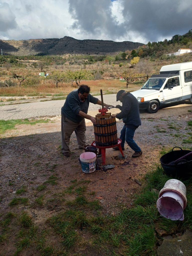 Momentos de la elaboración. Prensando. .