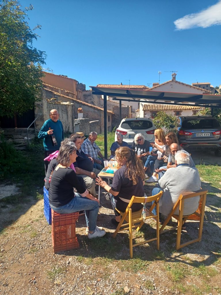 Disfrutando en torno al vino y la amistad