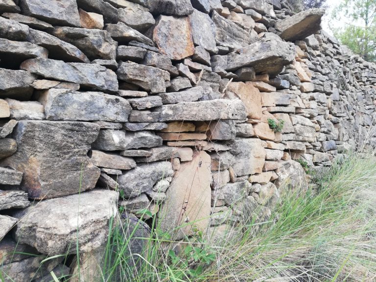 Pared de piedra en seco. Escalera